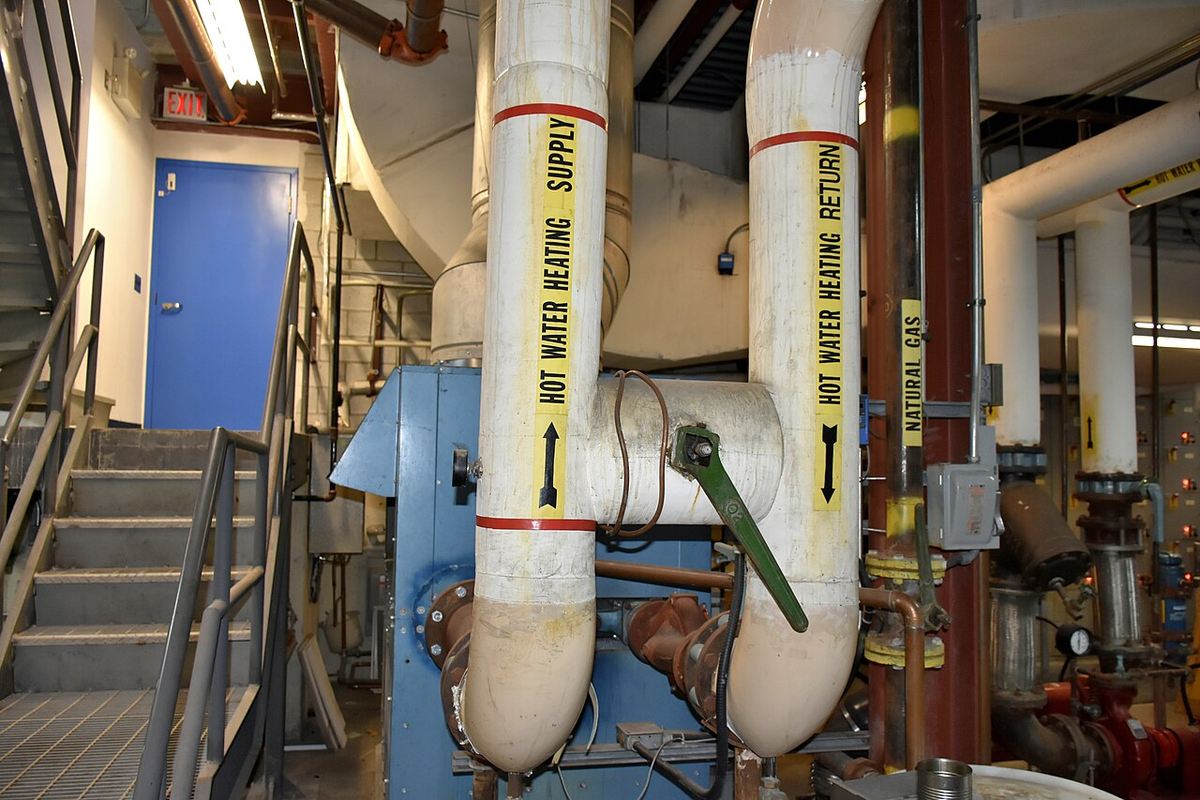 Canalisations isolées de départ et de retour du chauffage à eau chaude dans un immeuble