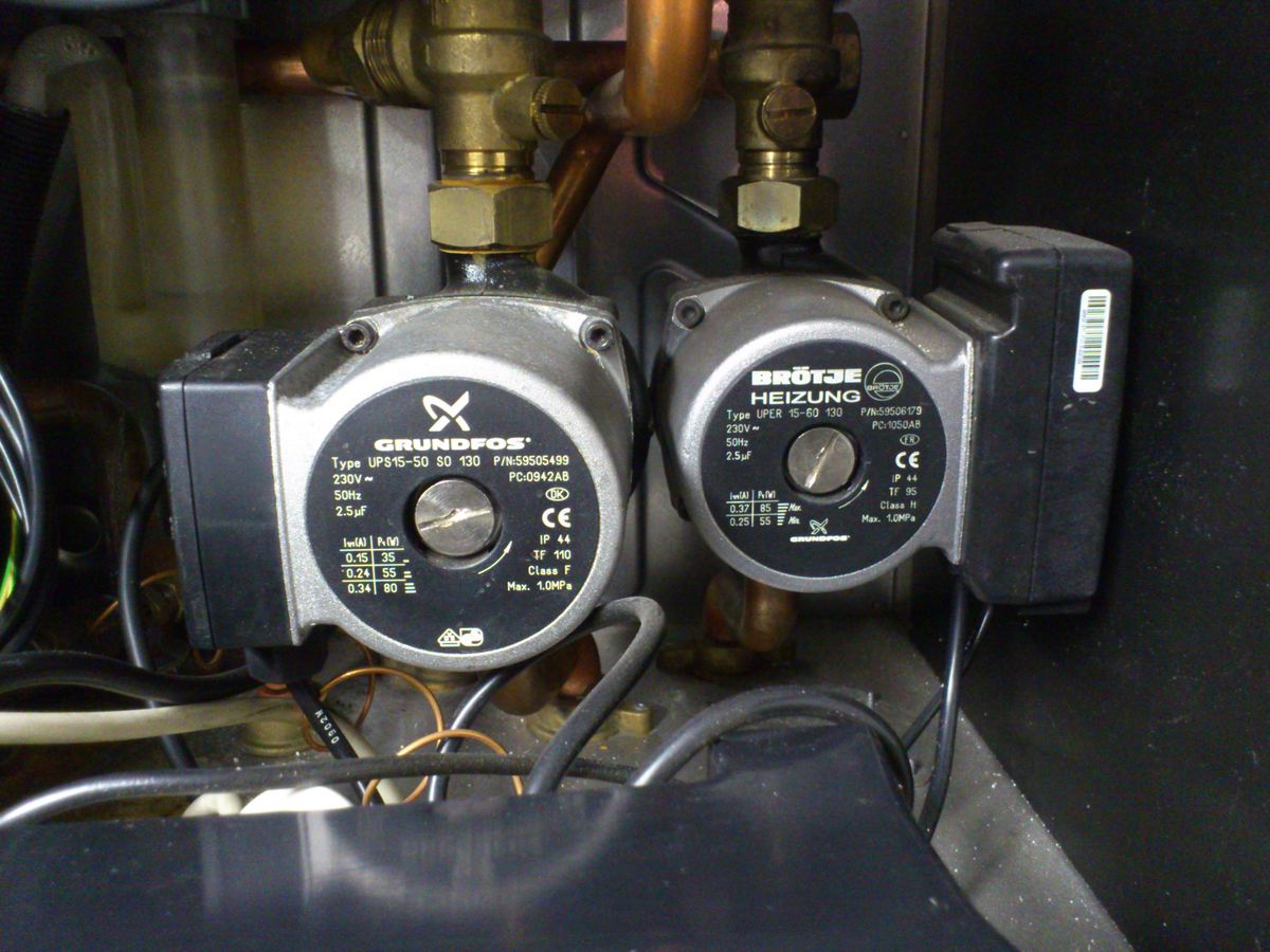 Deux circulateurs Grundfos reliés aux conduites d’une chaudière à gaz