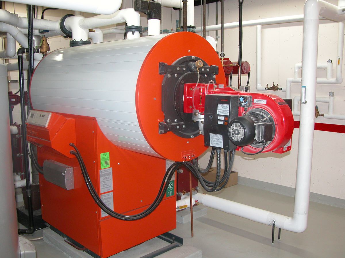 Chaudière collective Viessmann et canalisations isolées dans une chaufferie d’immeuble